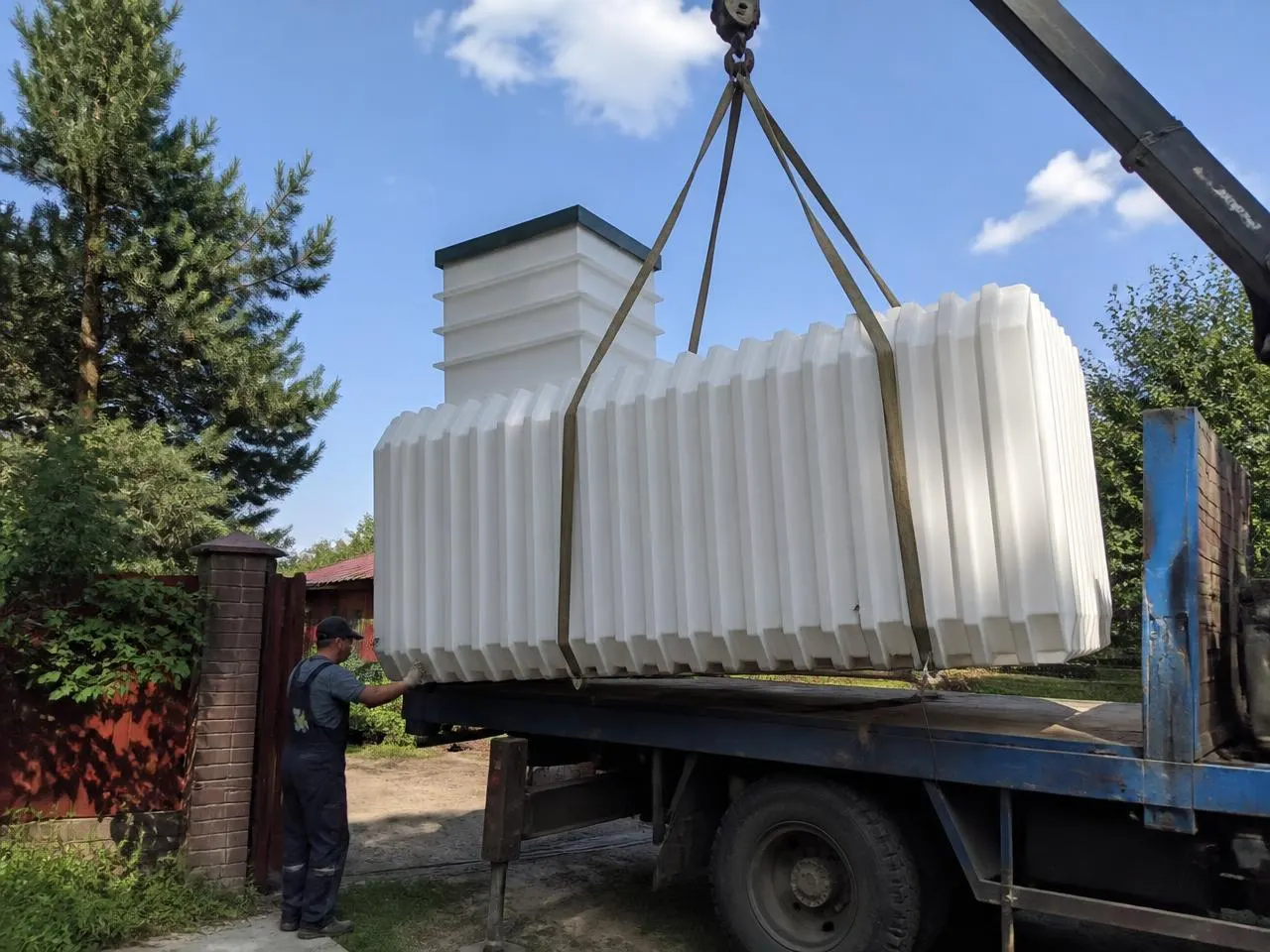Доставка пластикового погреба TINGARD манипулятором на участок в Ленобласти